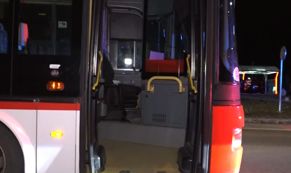 Opitý chodec spadol pod trolejbus, po páde nafúkal 1,94 promile