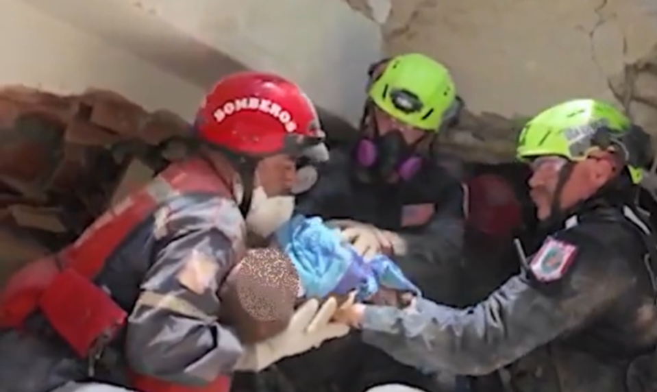 Po štyroch dňoch pod troskami vo Venezuele sa podarilo zachrániť živé bábätko