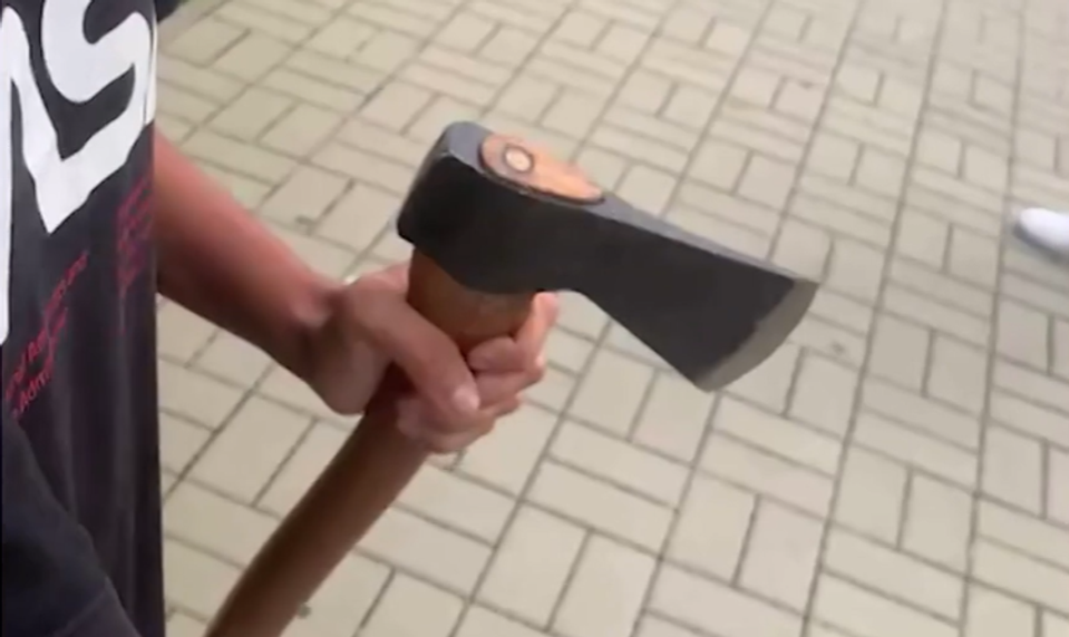 Mladík v Čeľadiciach sa so sekerou v ruke vyhrážal žiakom. Učitelia školy žijú v strachu