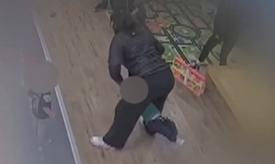 Opatrovateľka v detskom kútiku sa nebezpečne hrala s chlapcom (2). Utrpel vážne poranenie mozgu