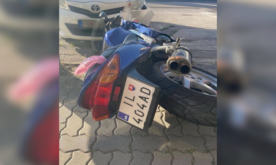 Mladík (17) unikal policajtom a havaroval. Po nehode odhalili, čo skrýval v ruksaku