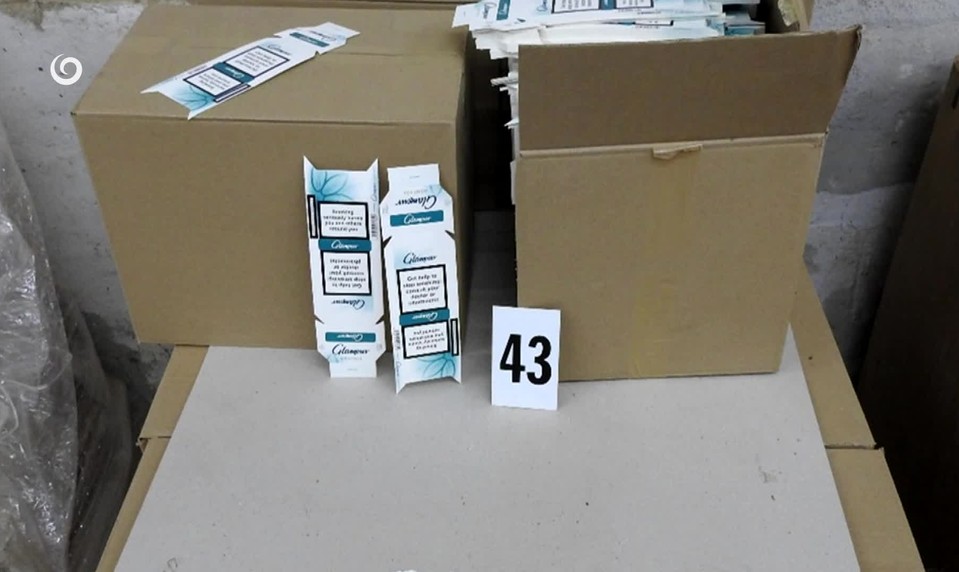 Colníci odhalili ďalšiu nelegálnu fabriku na cigarety. Zadržali 20 ľudí a zaistili tabak za milióny