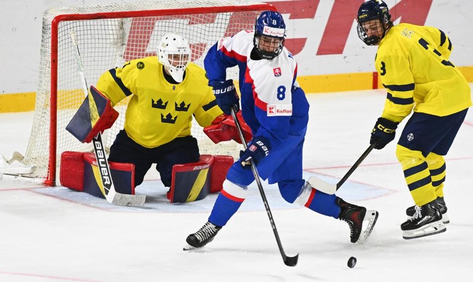 Slovenská hokejová osemnástka tesne prehrala na úvod prestížneho turnaja
