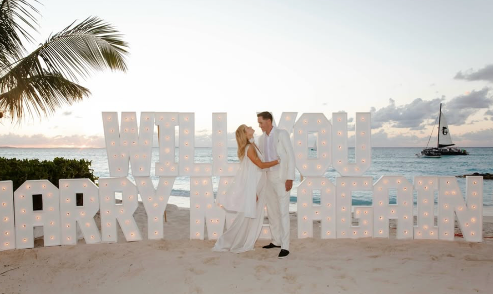 Mala to byť romantická oslava lásky, je z toho trapas! Paris tentokrát poriadne prestrelila!