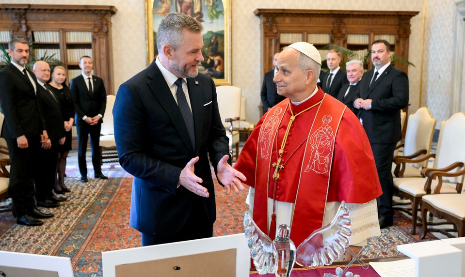 Prezident venoval pápežovi dary slovenského umenia. Svätého Otca pozval na Slovensko