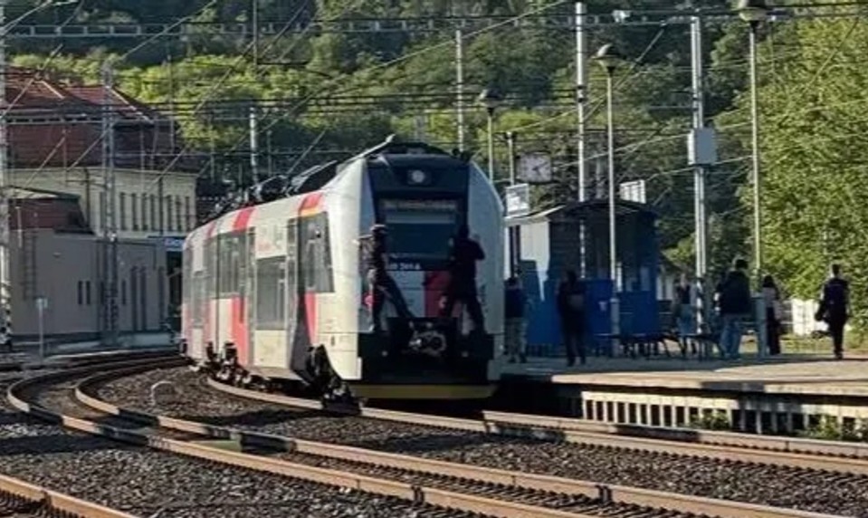 Maskovaní mladíci skočili na rozbiehajúci sa vlak: Viezli sa na spojovacom zariadení