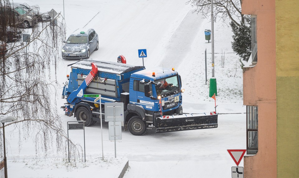 ONLINE: Polícia varuje pred extrémnou poľadovicou. Letisko v Bratislave zastavilo prevádzku