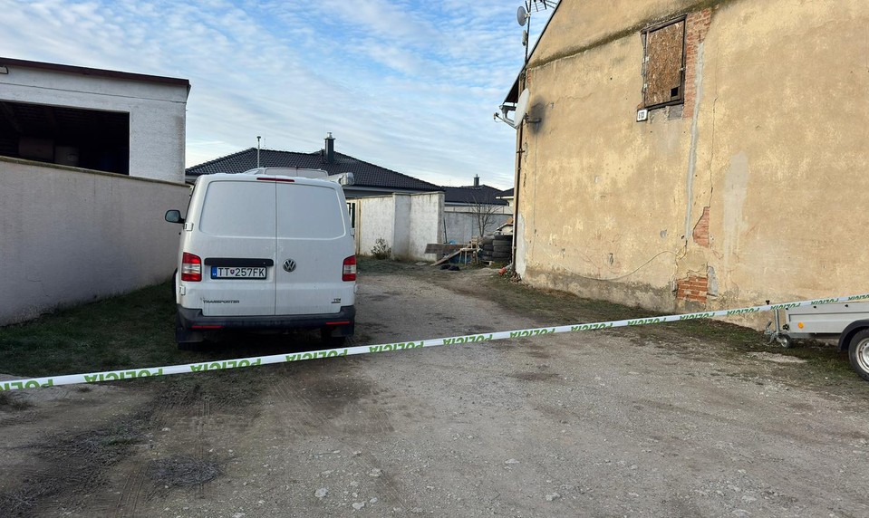 Polícia vyšetruje násilnú smrť muža. Po nočnej hádke ho žena údajne bodla do krku