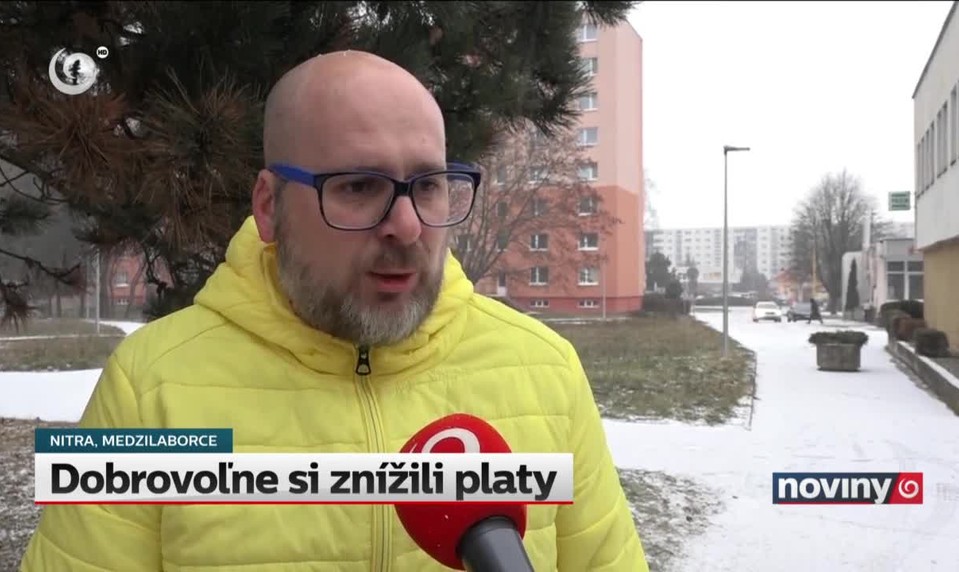 Dobrovoľne si znížili platy