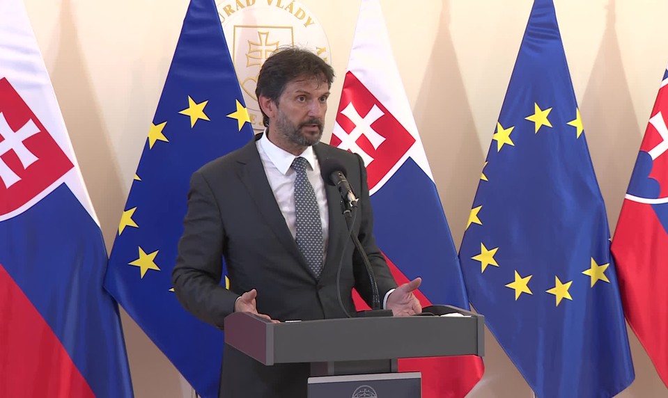Tlačová beseda Roberta Kaliňáka o múre v areáli kasárne
