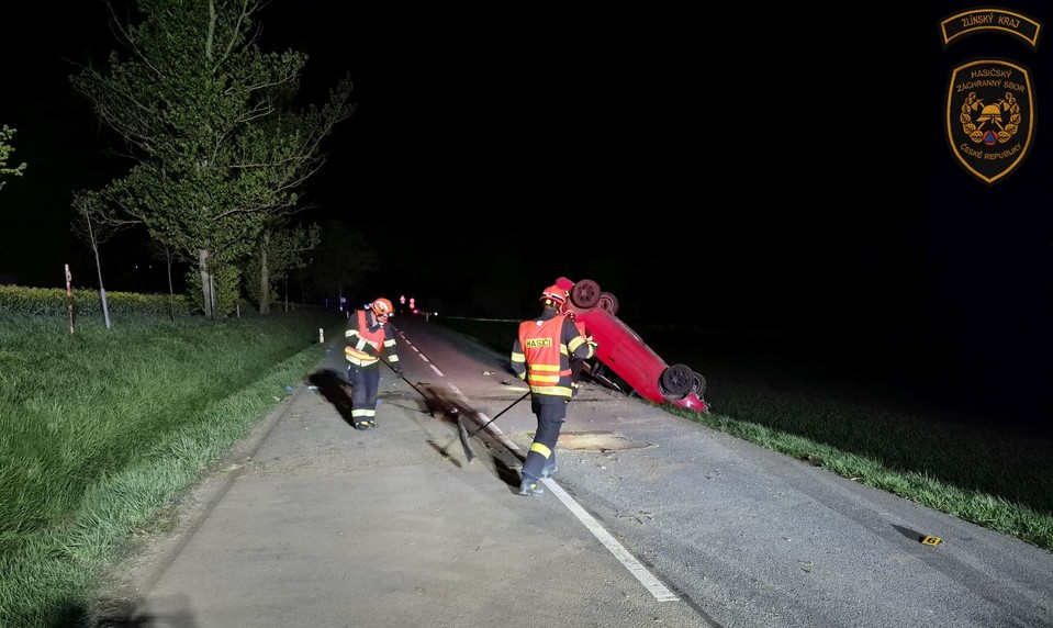 Auto sa po náraze niekoľkokrát prevrátilo, vodič (29†) nehodu neprežil