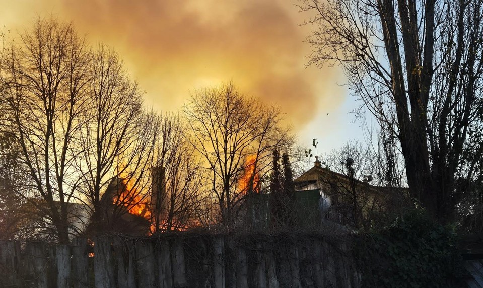 V Dunajskej Strede horí neobývaný dom aj porast, hasiči zasahujú od rána