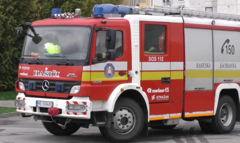 Hasiči zasahujú v Prešove: Pri požiari boli popálené deti