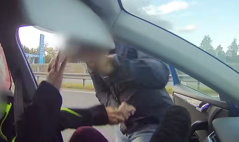 Vodič napadol matku pred dcérou. „Nenazýval by som to bitkou,“ tvrdí aj to, že ho provokovala