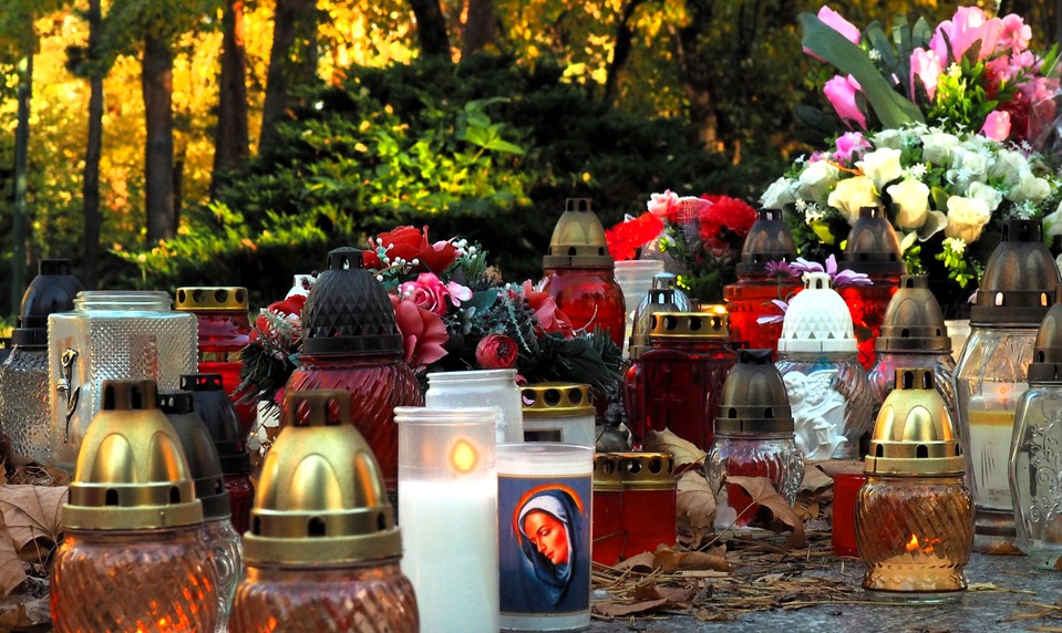 Sviatok Všetkých svätých: Veriaci si na cintorínoch pripomenuli zosnulých