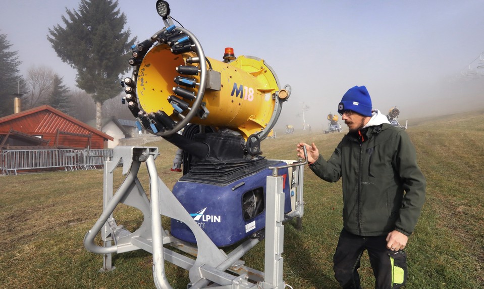 Tatry sa pripravujú na lyžiarov. Začalo zasnežovanie zjazdoviek
