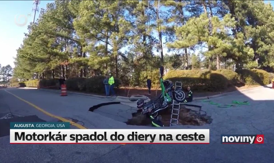 Motorkár spadol do diery na ceste