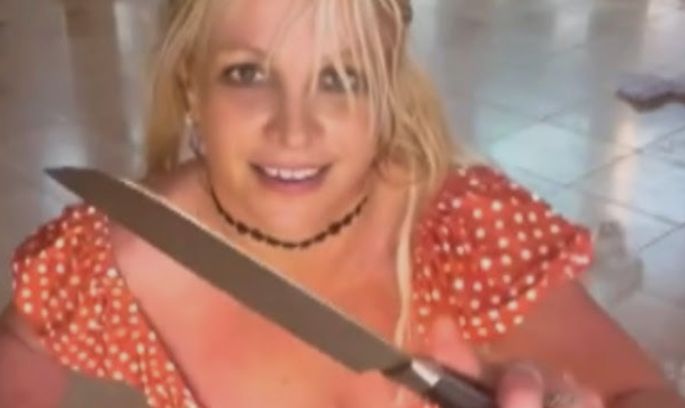 Britney opäť vyvádzala s nožom v ruke: Hostia v reštaurácii mali strach o život!