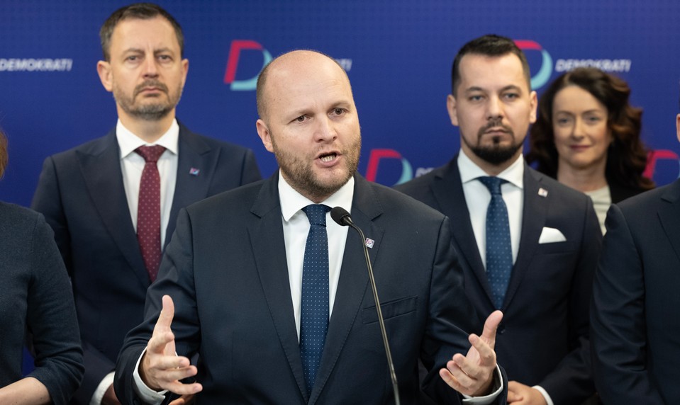 Prieskum preferencií: Stúpa počet nerozhodnutých, Demokrati by sa dostali do parlamentu