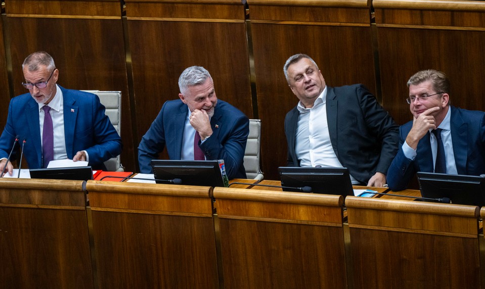 Poslanci nepodporili návrhy opozície. O funkciu neprišiel žiadny z ministrov