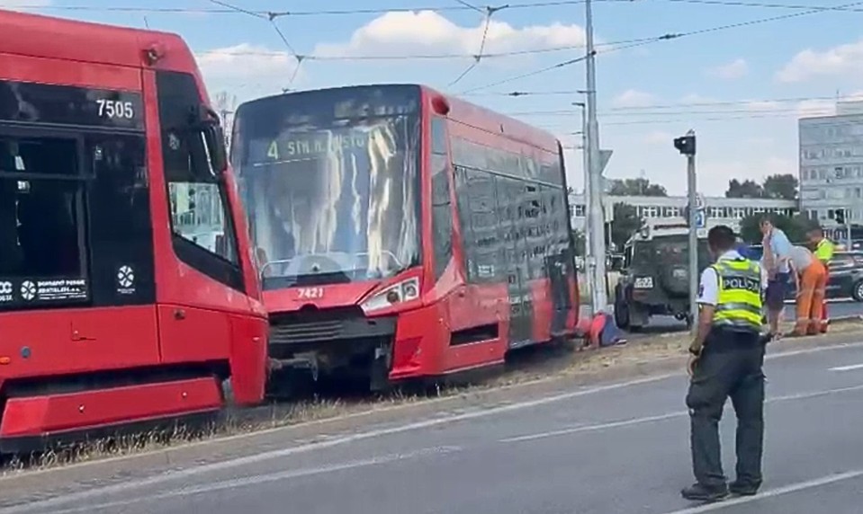 Električka v Bratislave skončila mimo koľajníc. Zasahuje dva jazdné pruhy