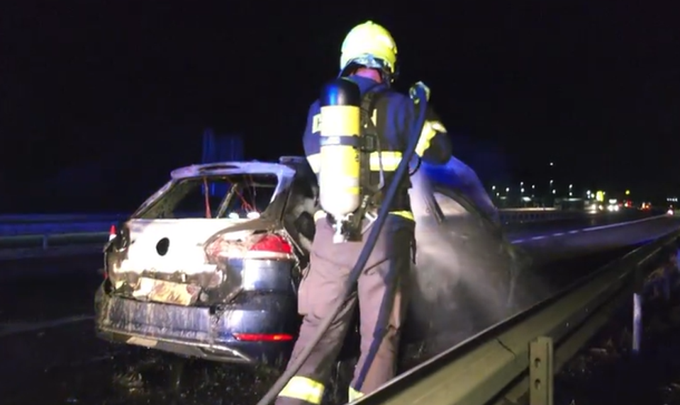 Nevysvetliteľný incident na R1: Osobné auto začalo horieť počas jazdy