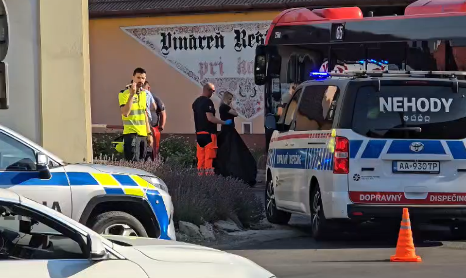 Tragická nehoda vo Vajnoroch: Po zrážke s autobusom zomrela staršia žena