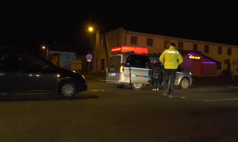 Opitý chodec si chcel skrátiť cestu, vodič auta sa však zrážke s ním už nedokázal vyhnúť