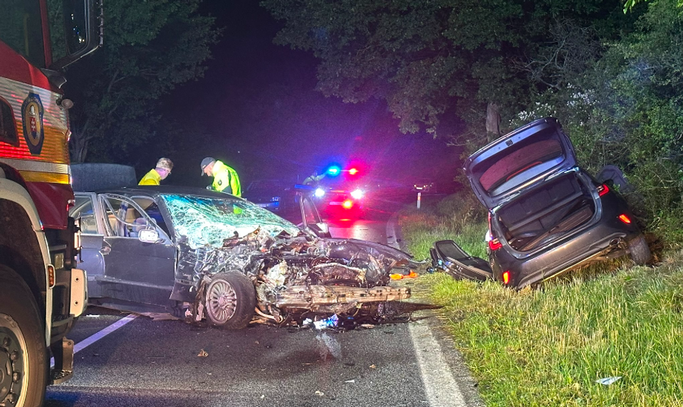 Auto prešlo do protismeru: Štyroch účastníkov nehody museli hasiči vystrihovať