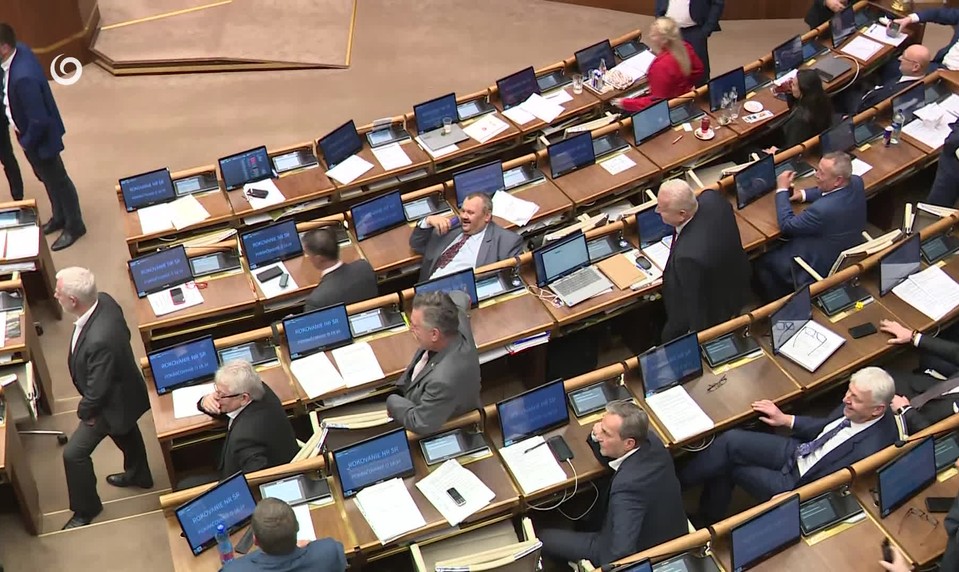 Zábery z potýčky v parlamente obleteli Slovensko. Čo na to hovoria ľudia?