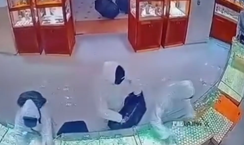 Kriminálka stále pátra po gangu, ktorý za bieleho dňa vykradol zlatníctvo na Zlatých Pieskoch