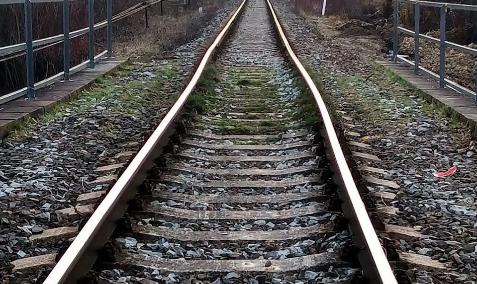 Vodič nákladného automobilu utrpel ťažké zranenia pri zrážke s vlakom