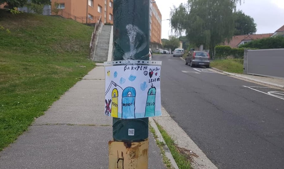 Deti rozvešali po sídlisku odkazy. Berte si z nich všetci príklad