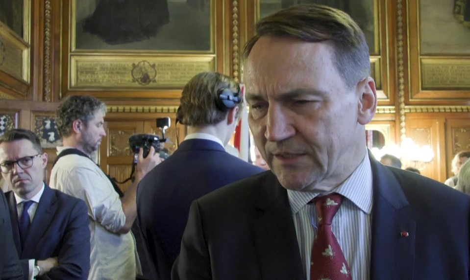 ONLINE: Irán nebol pred útokom Izraela a USA priamou hrozbou pre Európu, hovorí Sikorski