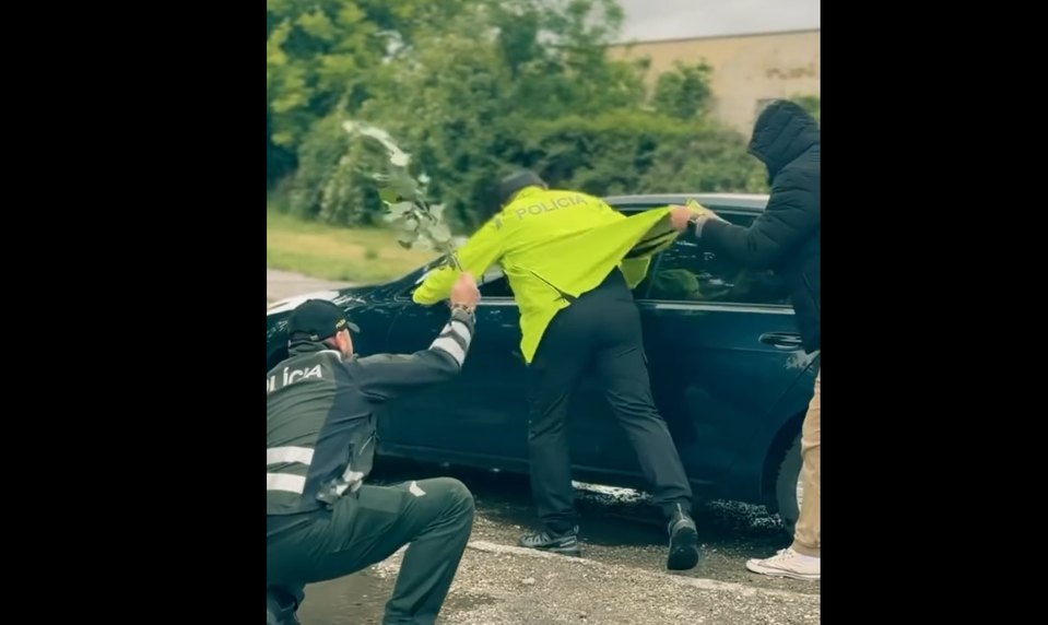 "Zúfalí" policajti nakrútili videoklip. Vraj už nevedia, ako to povedať