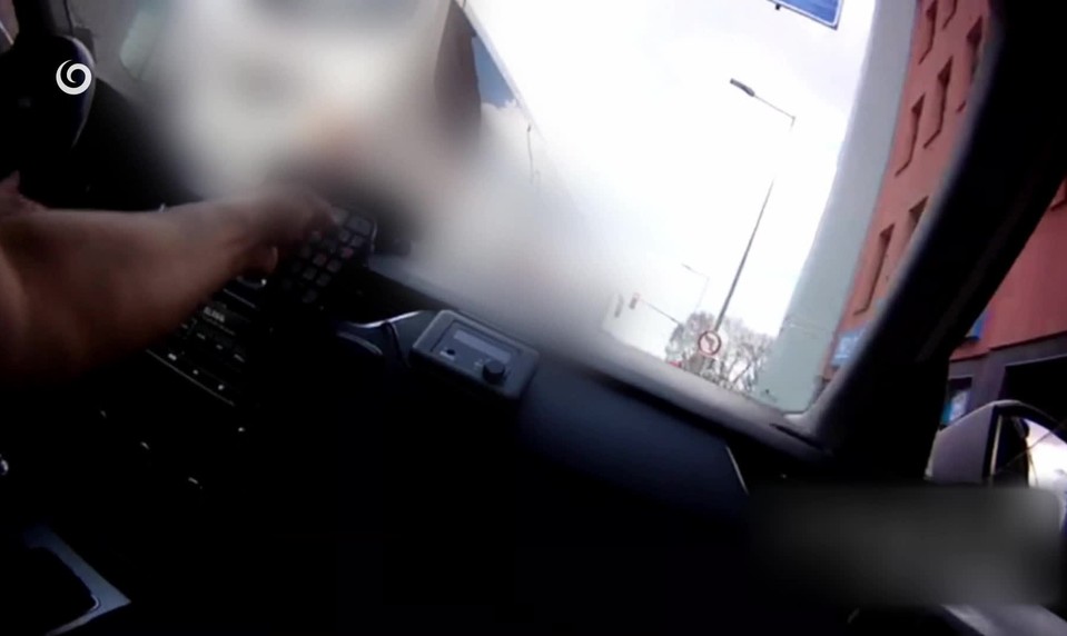 Vodič so zákazom šoférovania prešiel na červenú a snažil sa ujsť policajtom