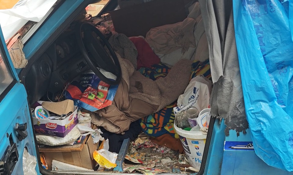 Takmer 80-ročná žena prežívala štyri roky v aute bez kúrenia. Pomoc prišla na poslednú chvíľu