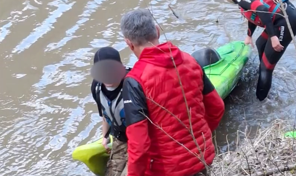 Turisti uviazli na poľskej strane Dunajca. Kajaky sa im prevrátili do studenej vody