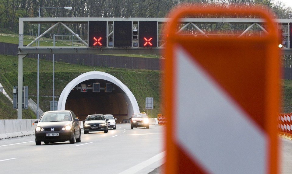 Tunel Sitina uzavreli. Bratislavu paralyzujú kolóny