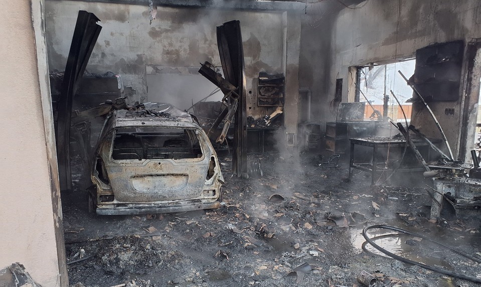 Požiar v Beluši zničil prístrešok aj garáž s autom. Škody dosiahli 100-tisíc eur