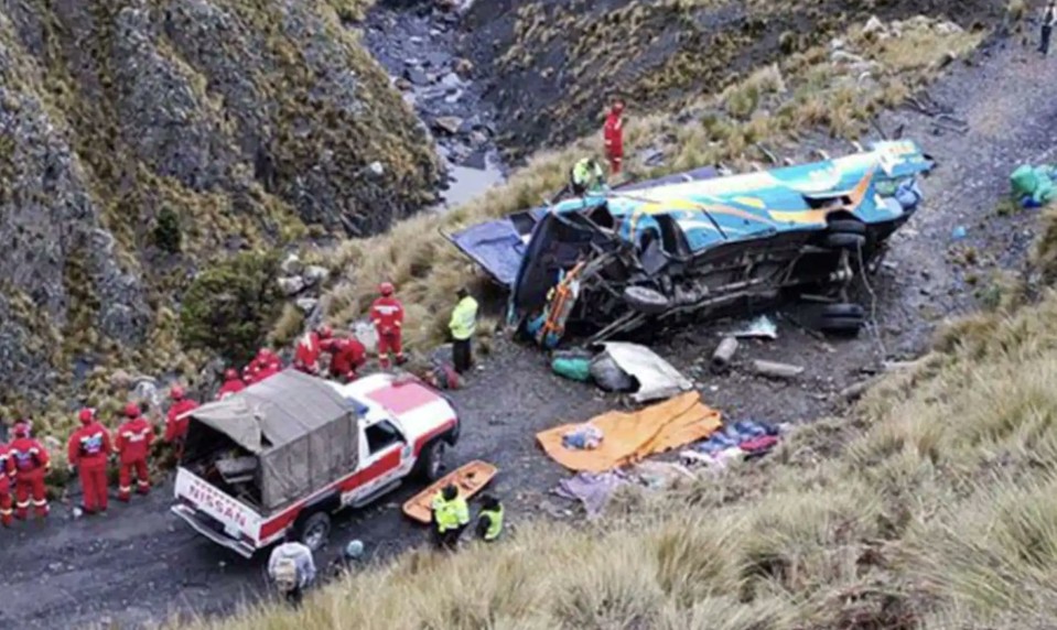 Tragický pád autobusu z kopca si vyžiadal najmenej 16 mŕtvych a desiatky zranených