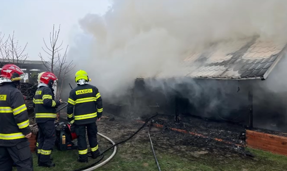 Hasiči zasahujú pri požiari v Strečne. Plamene ohrozujú prístrešky aj rodinný dom