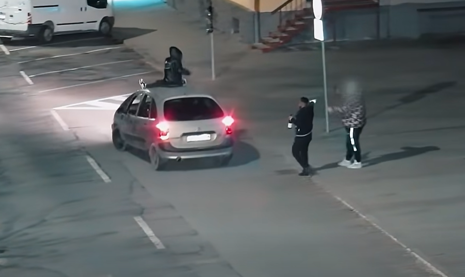 Muži pod vplyvom alkoholu sa striedali za volantom, jazdili aj na streche auta