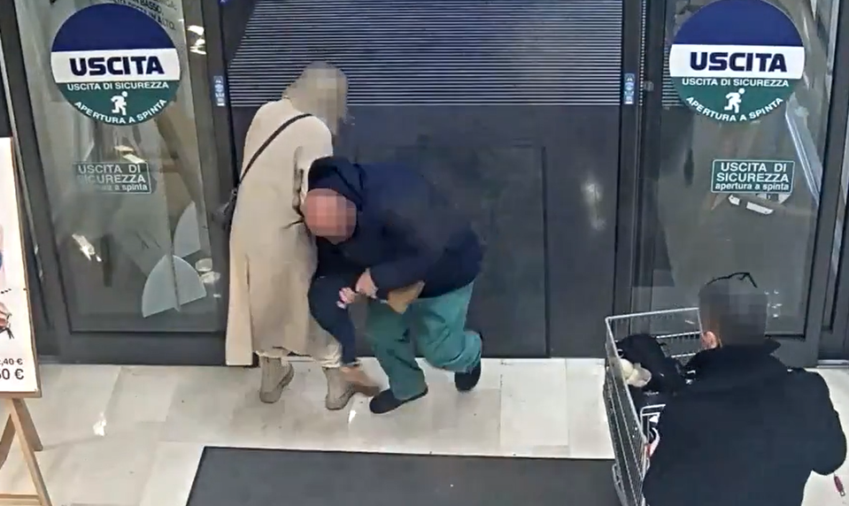 Bezdomovec sa pokúsil uniesť ročné dieťa priamo z rúk matky. Počas toho mu zlomil nohu