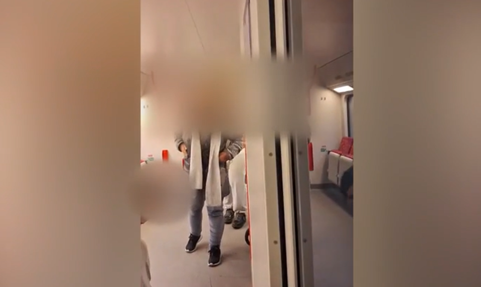 Brutálny útok vo vlaku: Kopance a vyhrážky zabitím, nikto z prítomných dvojici nepomohol