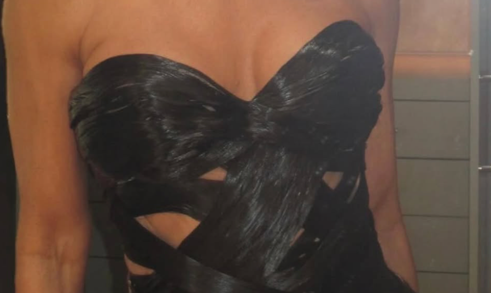 Šaty celé z ľudských vlasov?! Herečka pohoršila verejnosť plytvaním, mohli z toho byť parochne pre chorých!