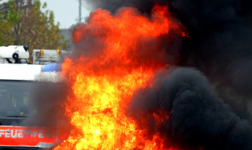 Tragická nehoda matky s dieťaťom: Ich auto po náraze do podjazdu pohltili plamene