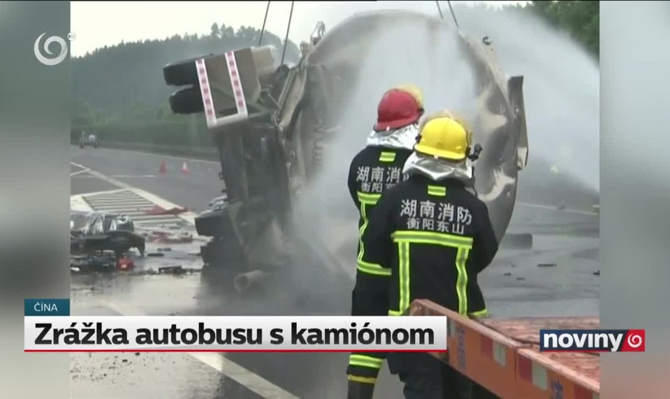 Zrážka autobusu s kamiónom