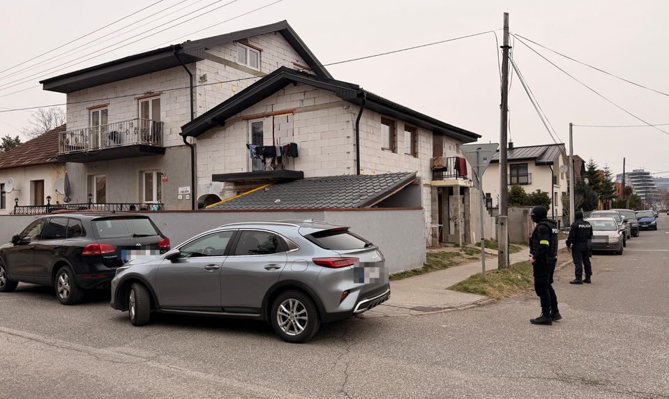 Policajná akcia v Spišskej Novej Vsi: Kukláči zasahovali v dome pri sídlisku Mier