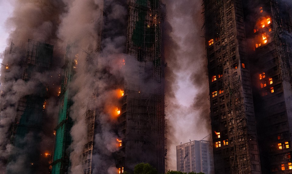 Polícia po požiari bytového komplexu v Hongkongu zadržala 13 ľudí